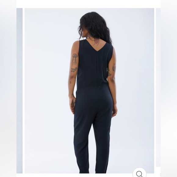NWT Ingrid & Isabel Sleeveless Zip Front Maternity Jumpsuit - Picture 4 of 9